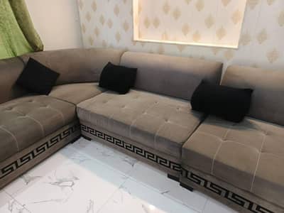 Luxury L-Shape Corner Sofa Set in Excellent Condition (Suede Fabric)