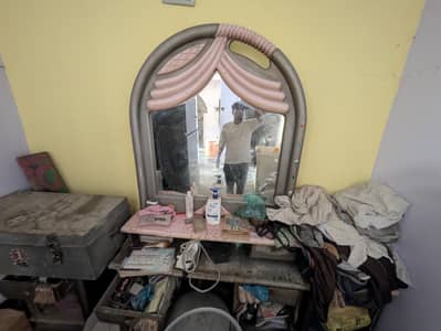 dressing mirror with cabinets sab Sahi h colour thora Purana Huwa h ba