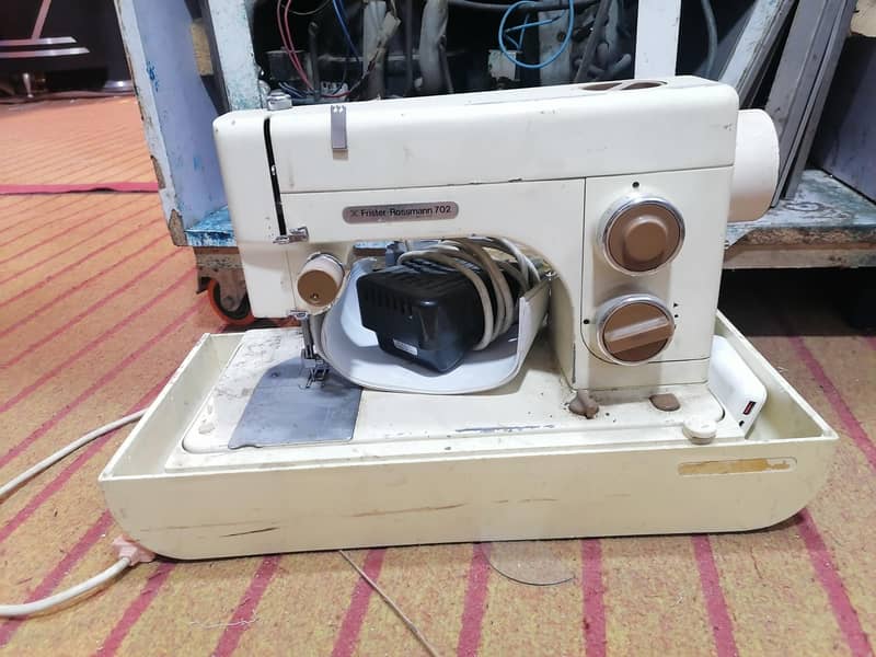 sewing machine good condition 0