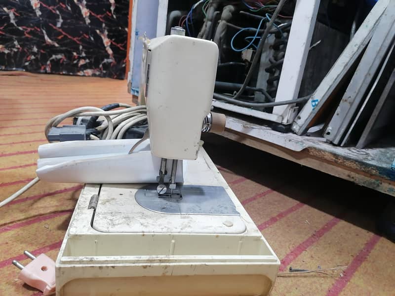 sewing machine good condition 2
