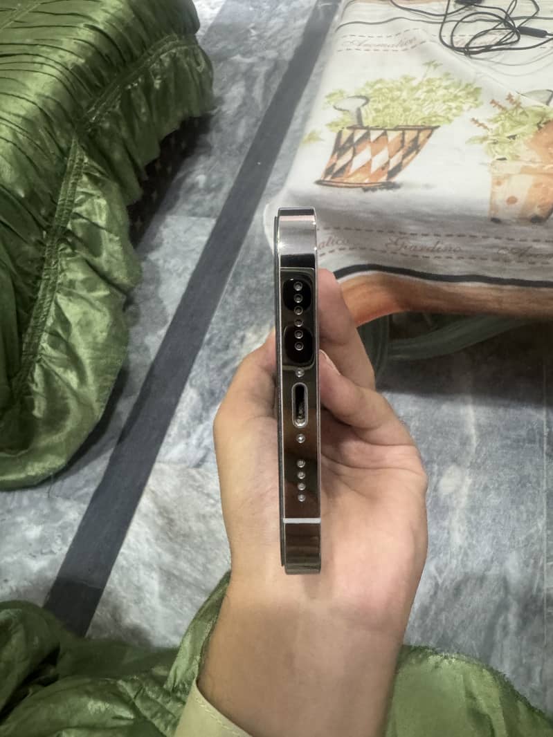 Apple iPhone 13 Pro Max 4