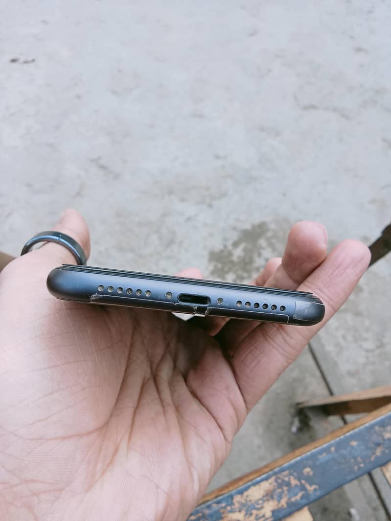 Apple iPhone 11 4