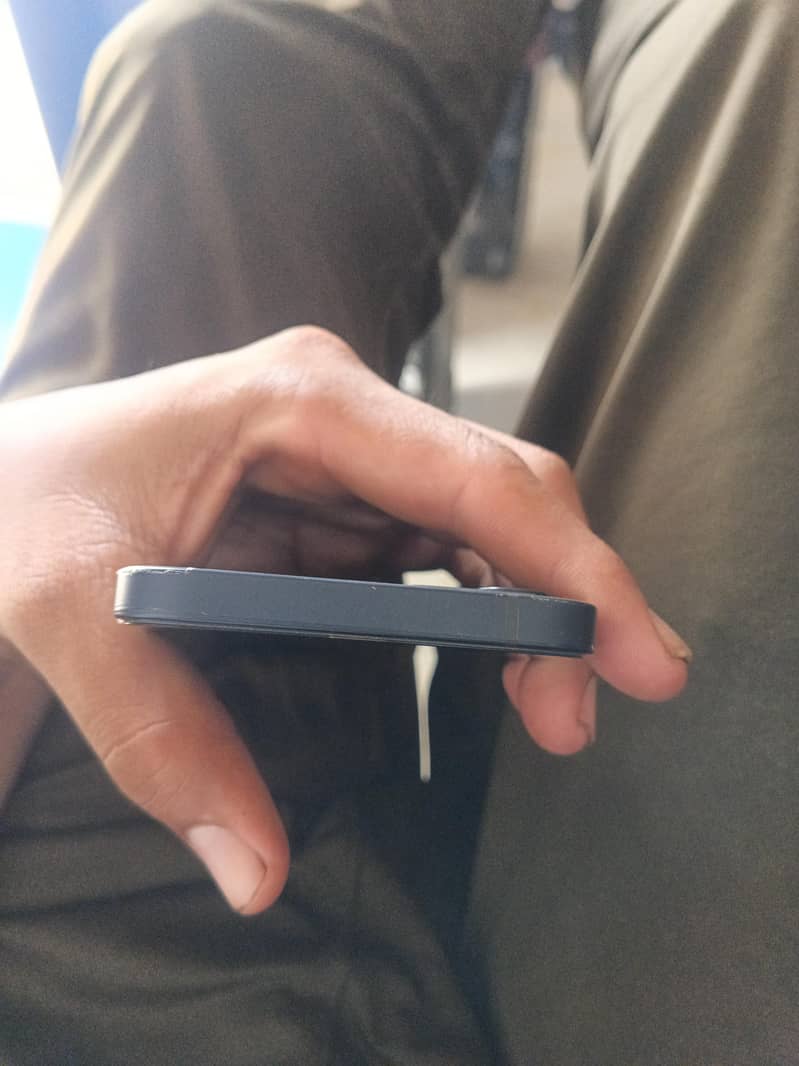 Apple iPhone 12 4