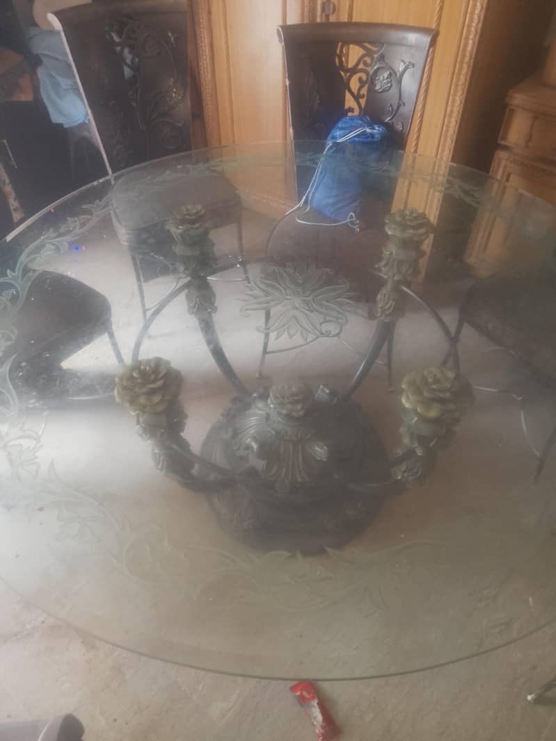 Round dining table 0