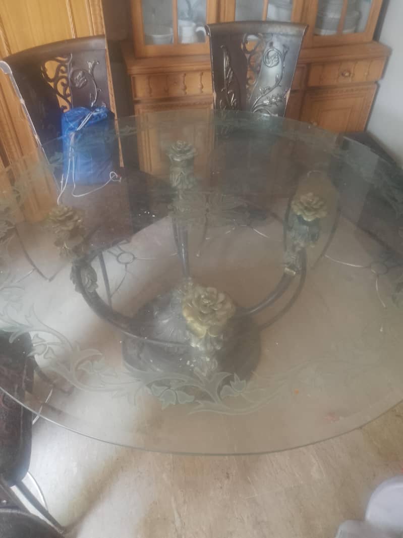 Round dining table 4