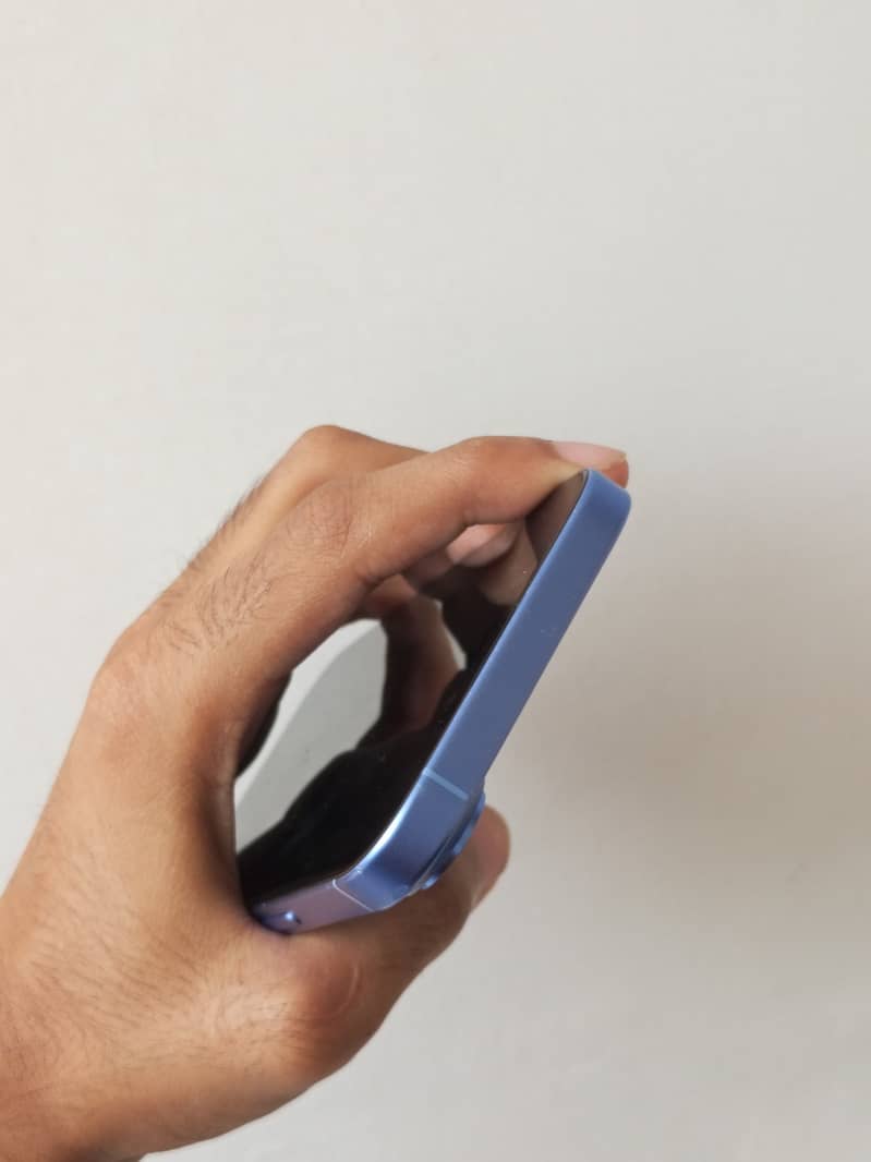 Apple iPhone 16 4