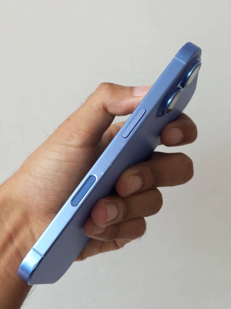 Apple iPhone 16 5