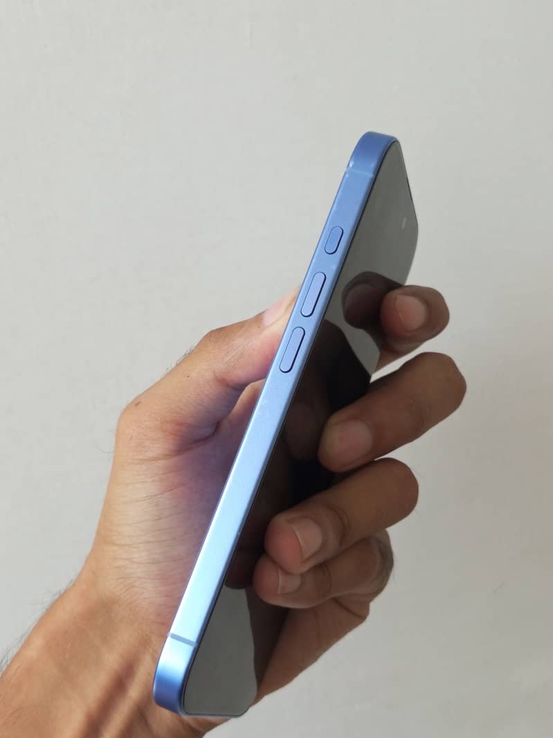 Apple iPhone 16 7