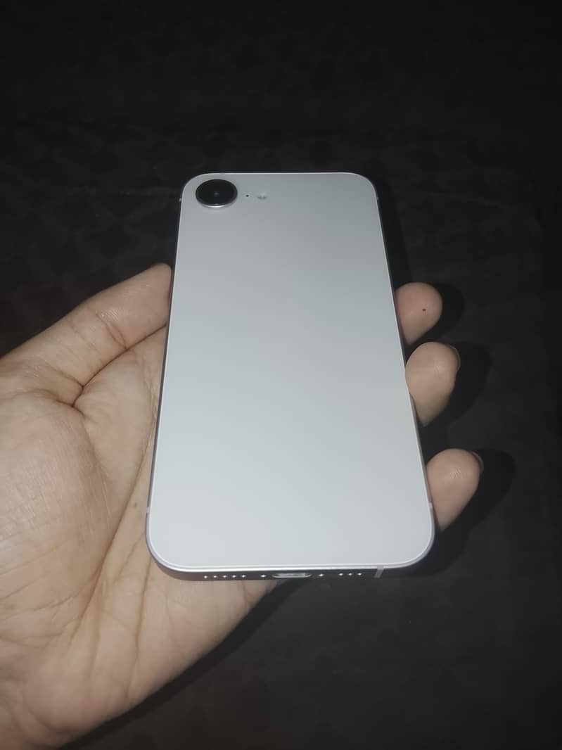 Apple iPhone 17e 4