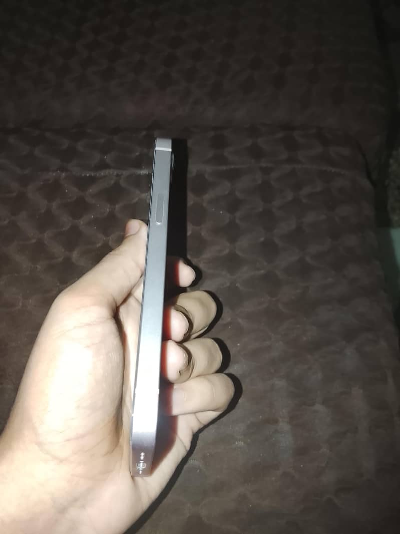 Apple iPhone 17e 5