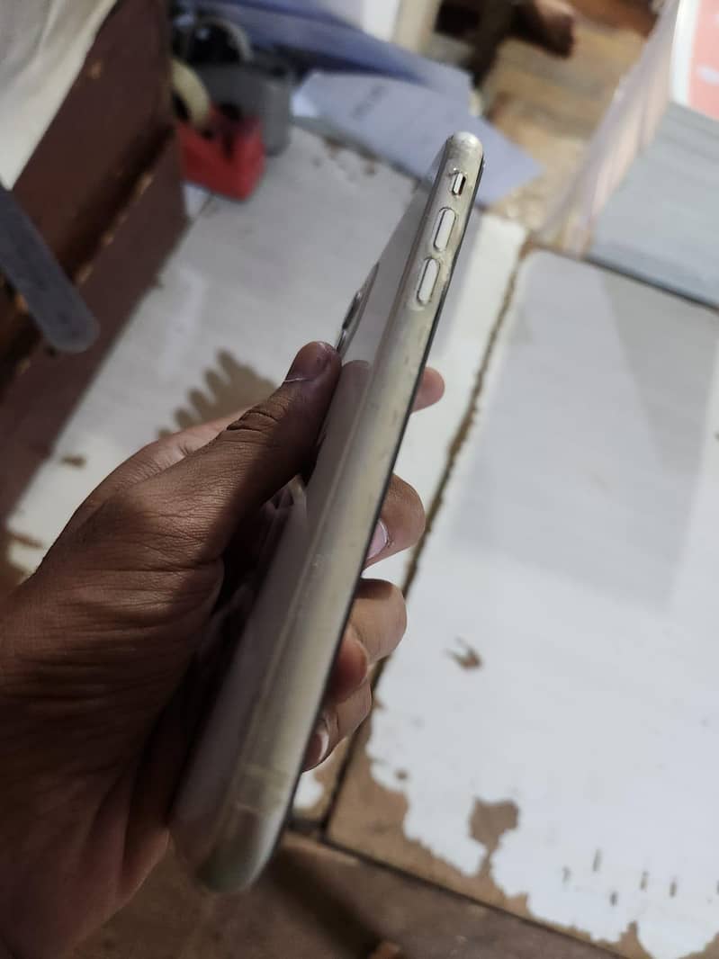 Apple iPhone 11 4