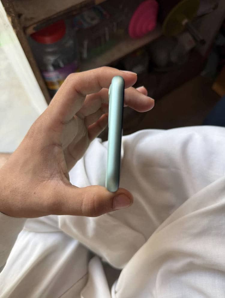 Apple iPhone 11 4