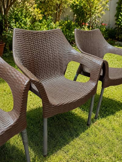 18 Lawn Chairs with 3 Tables
