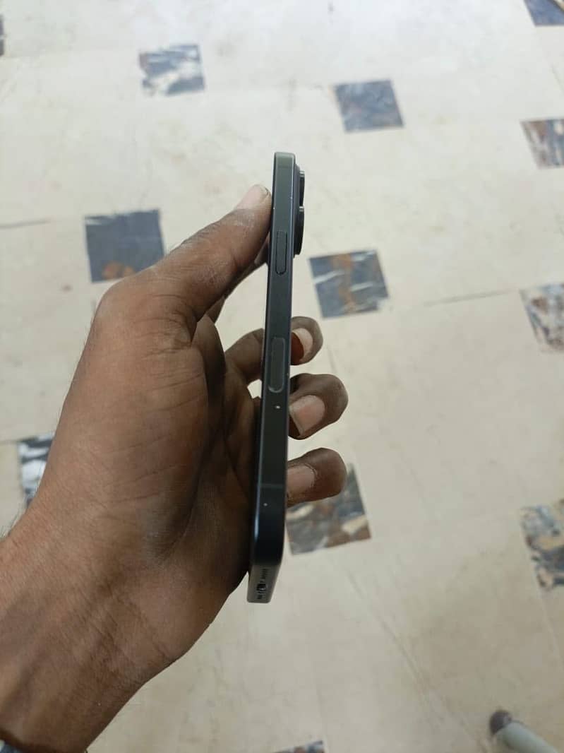 Apple iPhone 16 2