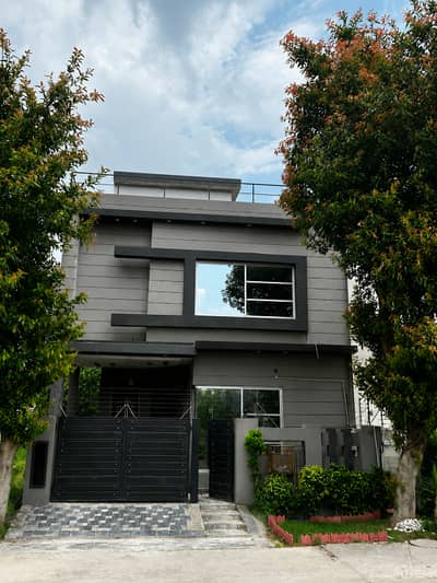 Lowest Rent In DHA 9 Town! Elegant 5 Marla House For Rent In Prime C Block