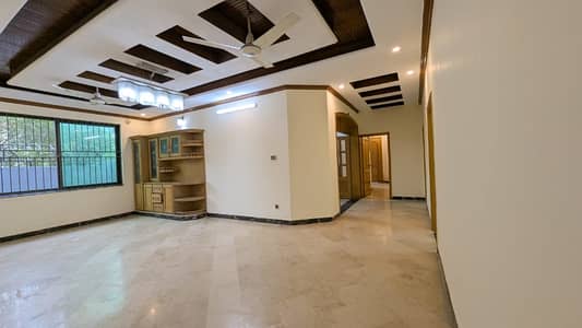 Kanal Ful house available for rent commercial use and Residencial use