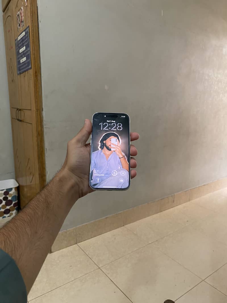Apple iPhone 16 0