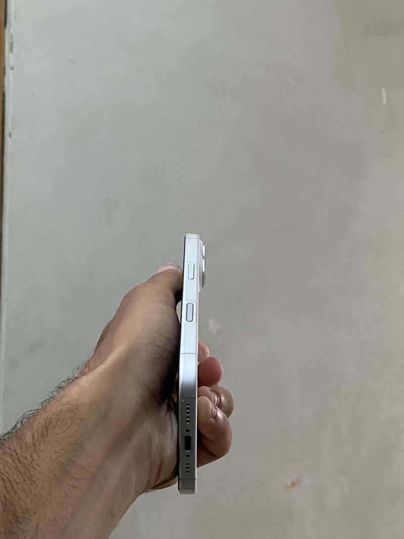Apple iPhone 16 1