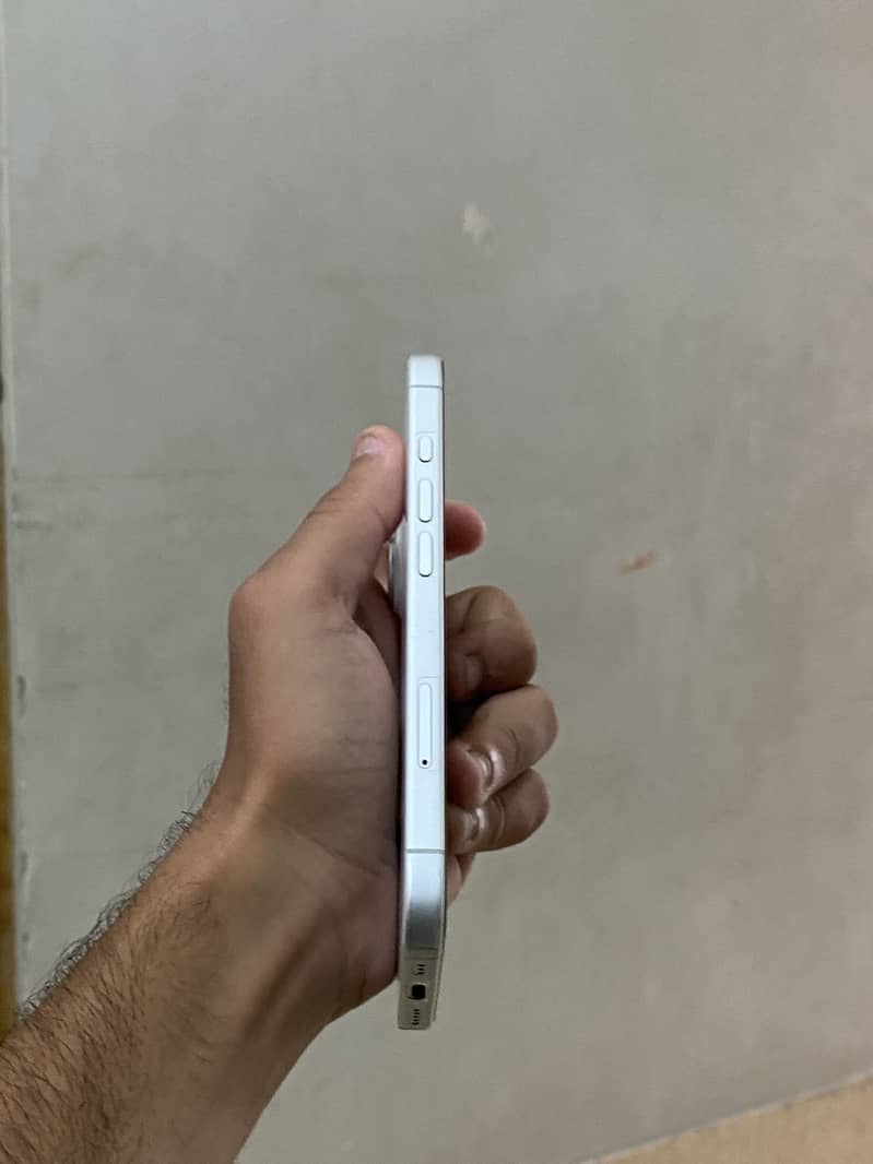 Apple iPhone 16 2