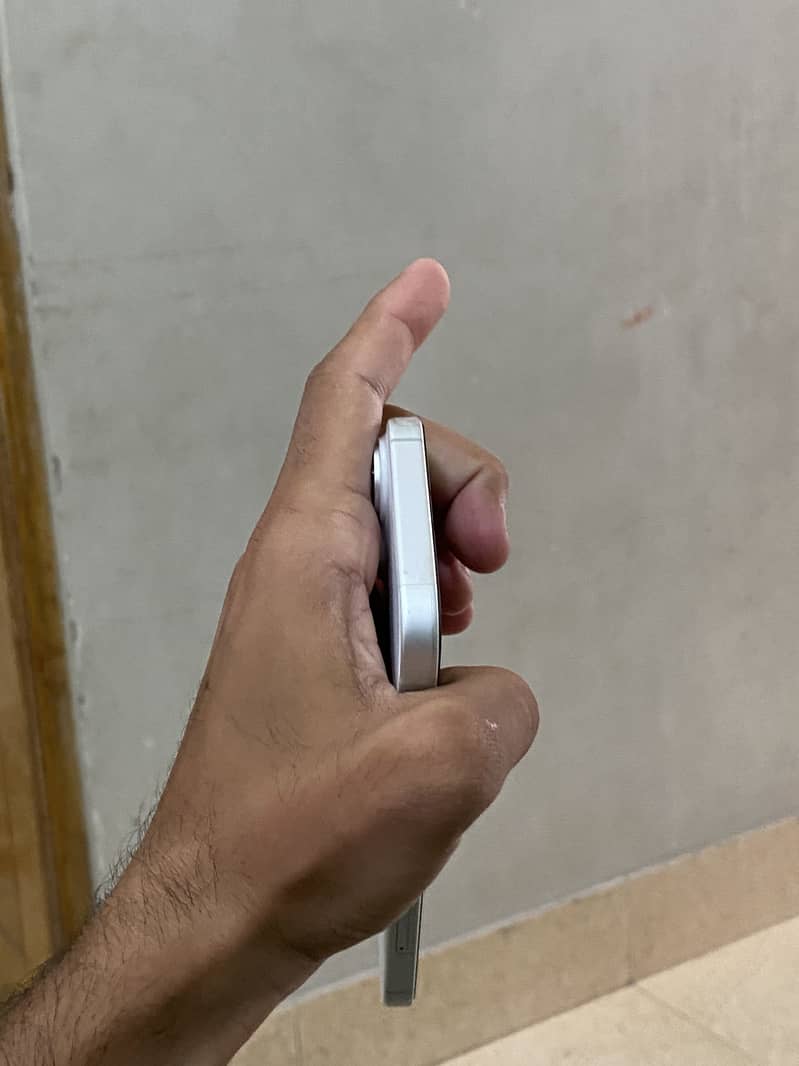 Apple iPhone 16 3
