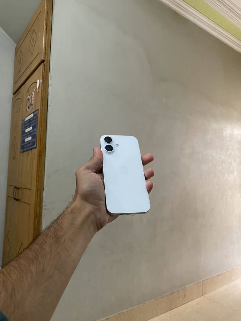 Apple iPhone 16 5
