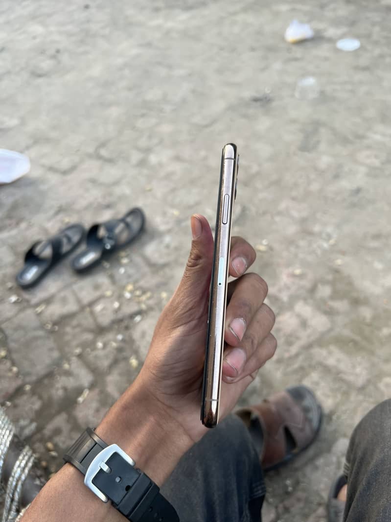 Apple iPhone 11 Pro Max 2