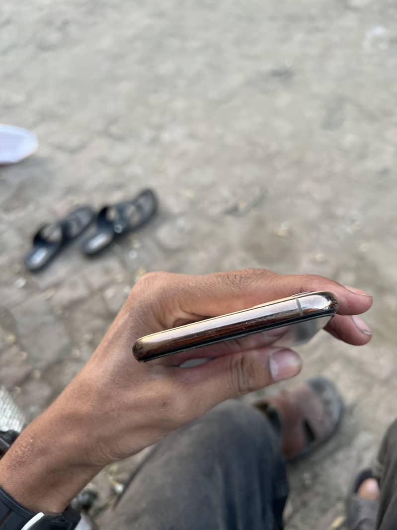Apple iPhone 11 Pro Max 4