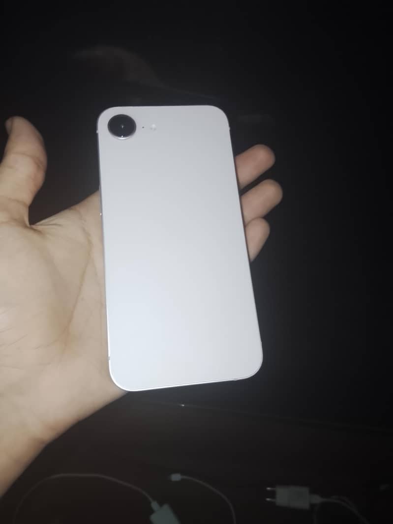 Apple iPhone 17e 1
