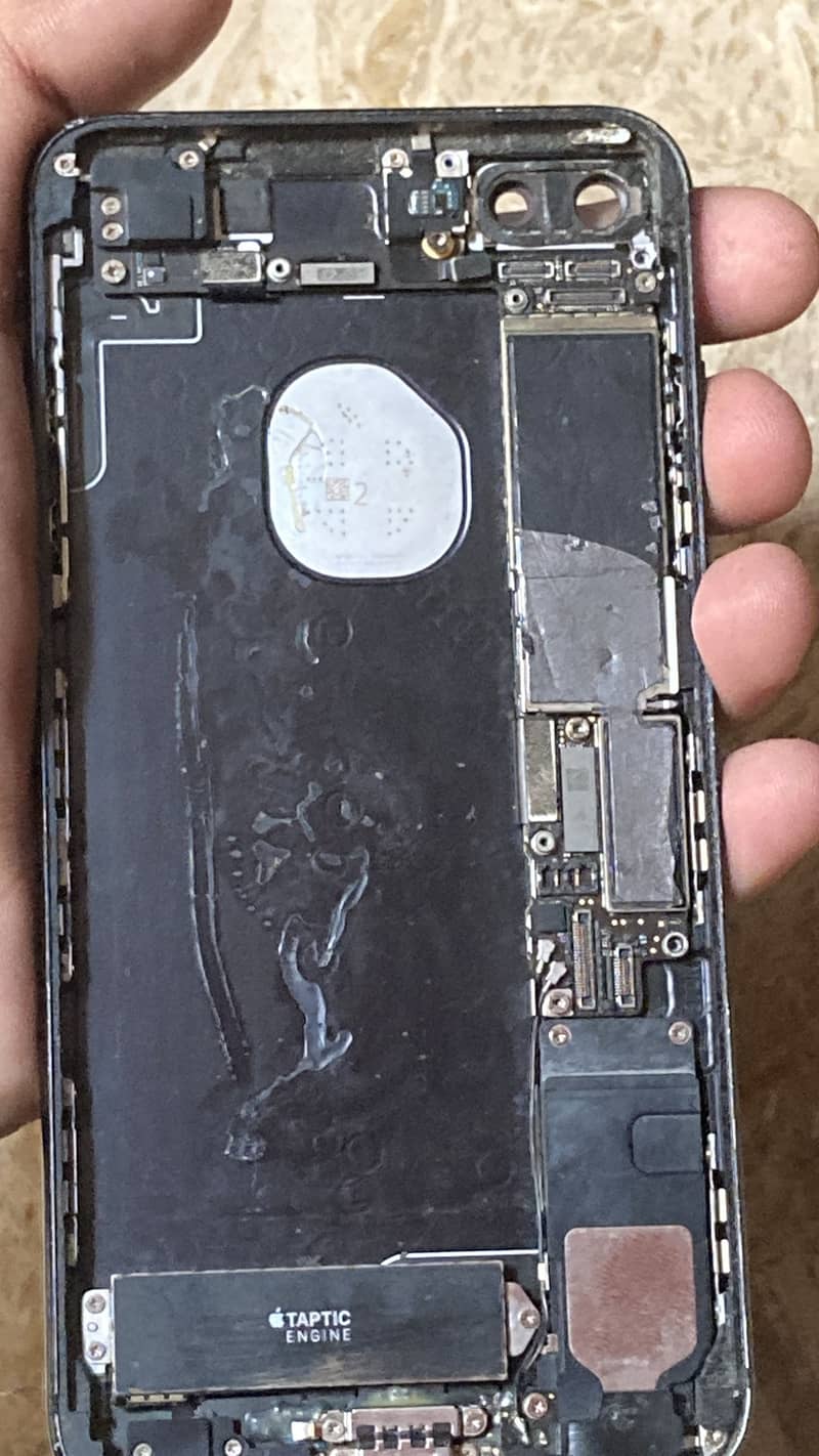 Apple iPhone 7 Plus 0