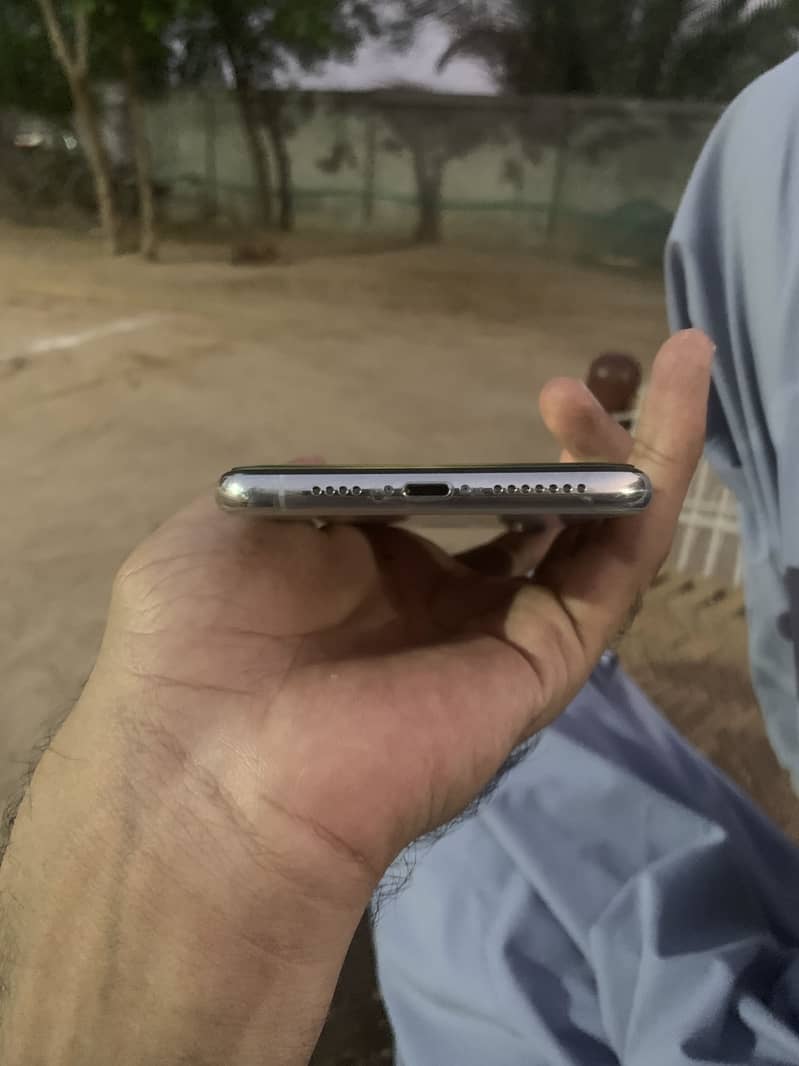 Apple iPhone XS Max 4