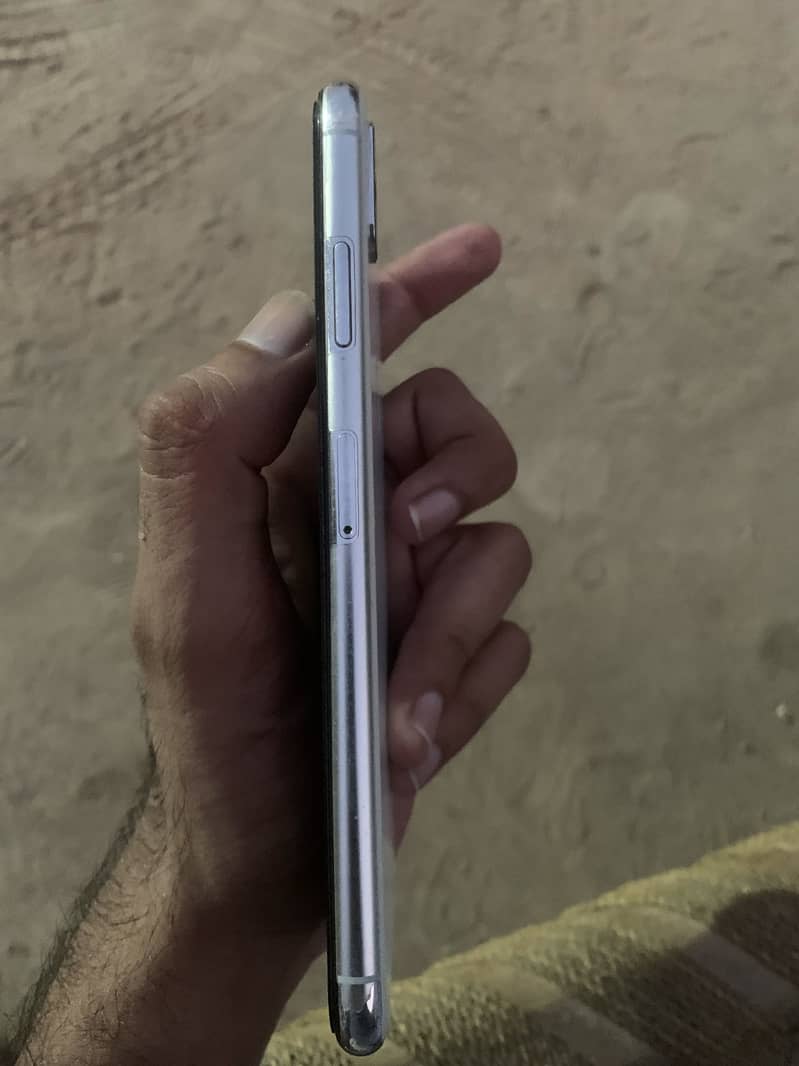 Apple iPhone XS Max 5