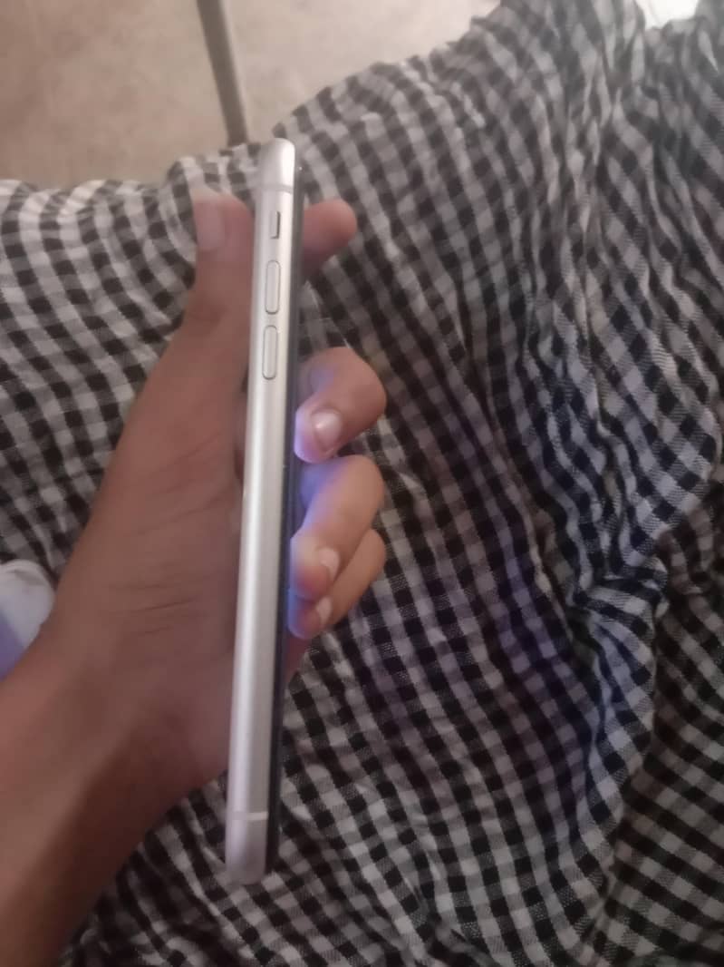Apple iPhone 11 3