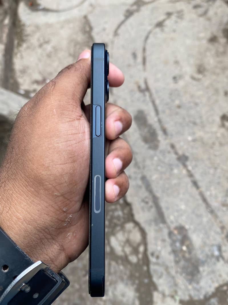 Apple iPhone 13 2
