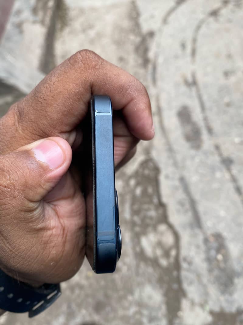 Apple iPhone 13 5