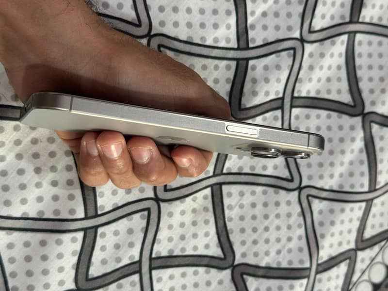 Apple iPhone 15 Pro Max 3