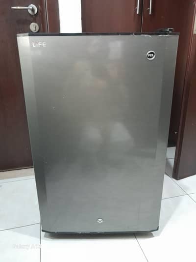 Room refrigerator