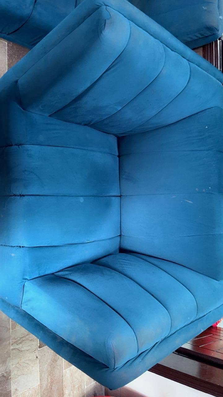 5 seeter sofa set available 1
