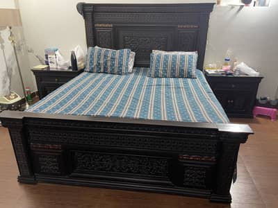 Wooden Chinioti bed with side tables (pure sheesham)
