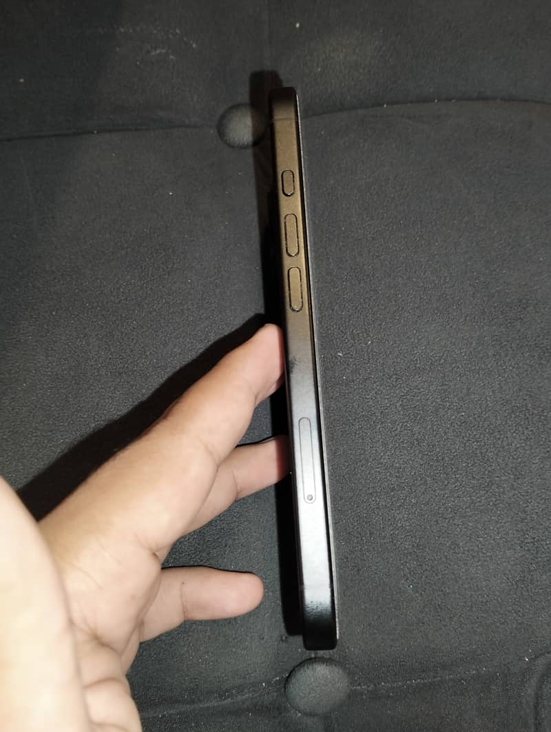 Apple iPhone 16 2