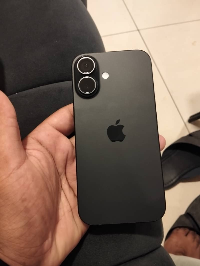 Apple iPhone 16 4