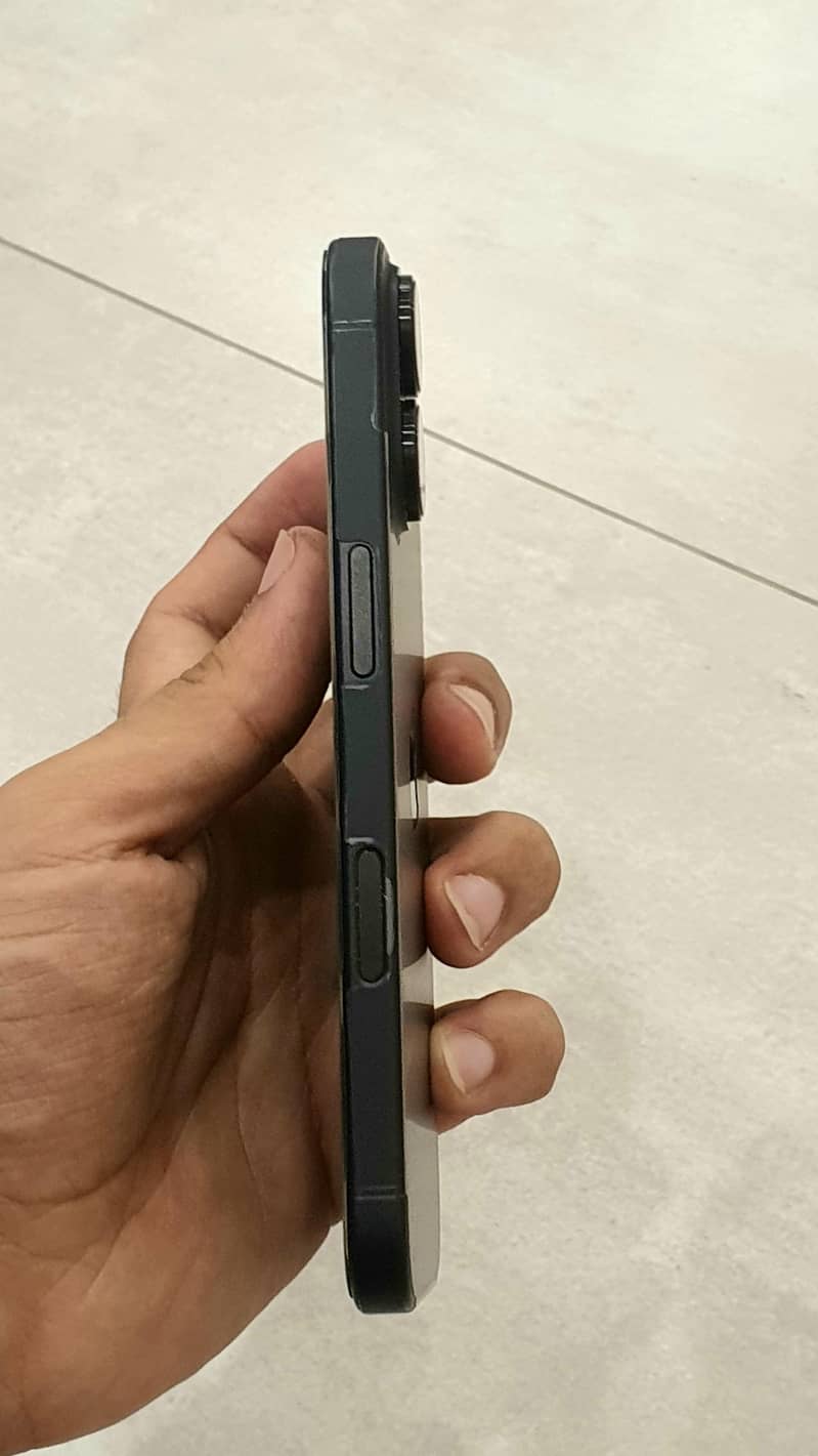 Apple iPhone 16 2