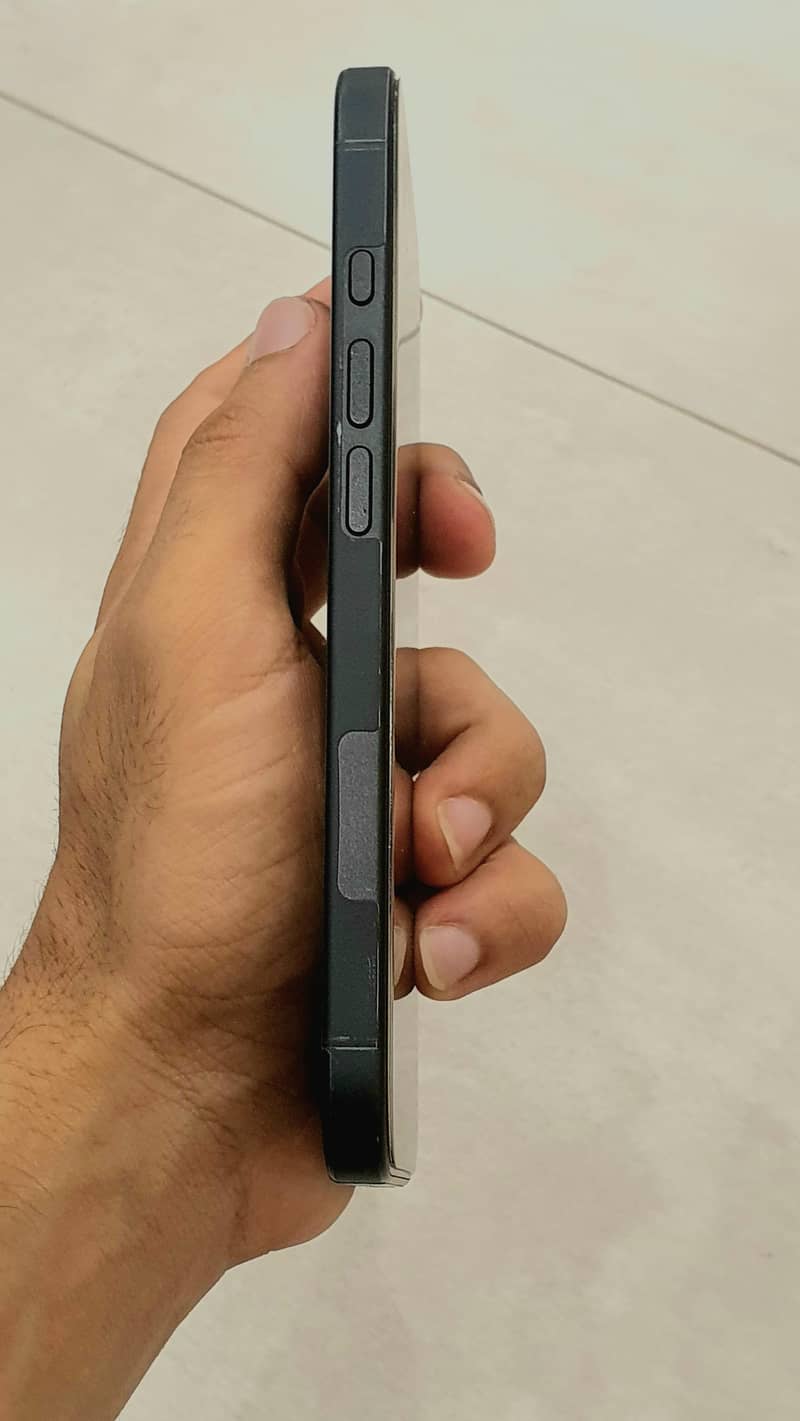 Apple iPhone 16 4