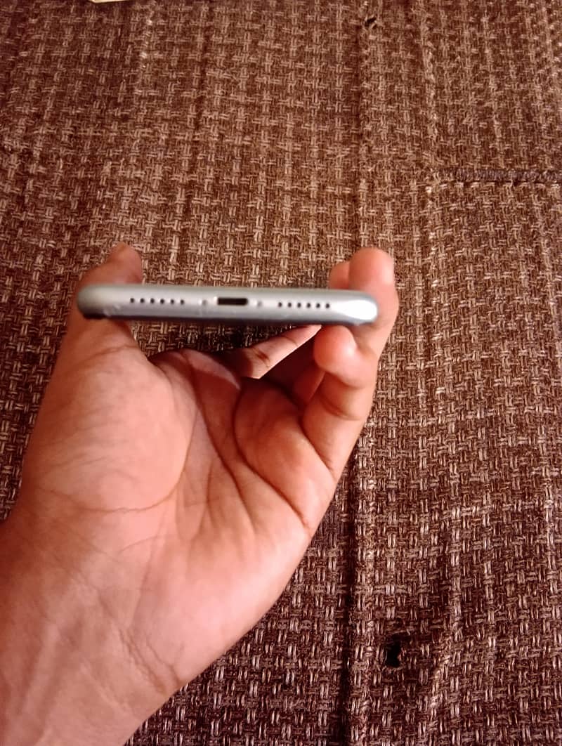 Apple iPhone 11 7