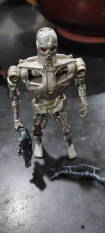 Terminator T-800 JOIN THE RESISTANCE. . . OR BE TERMINATED!"