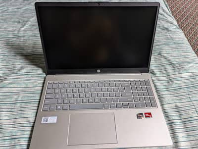 HP Laptop 15-fc0xx AMD Ryzen 5 7430U with Radeon Graphics (2.30 GHz)