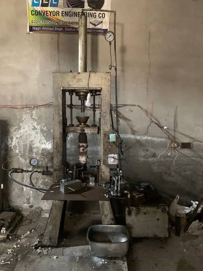 Plastic moulding press