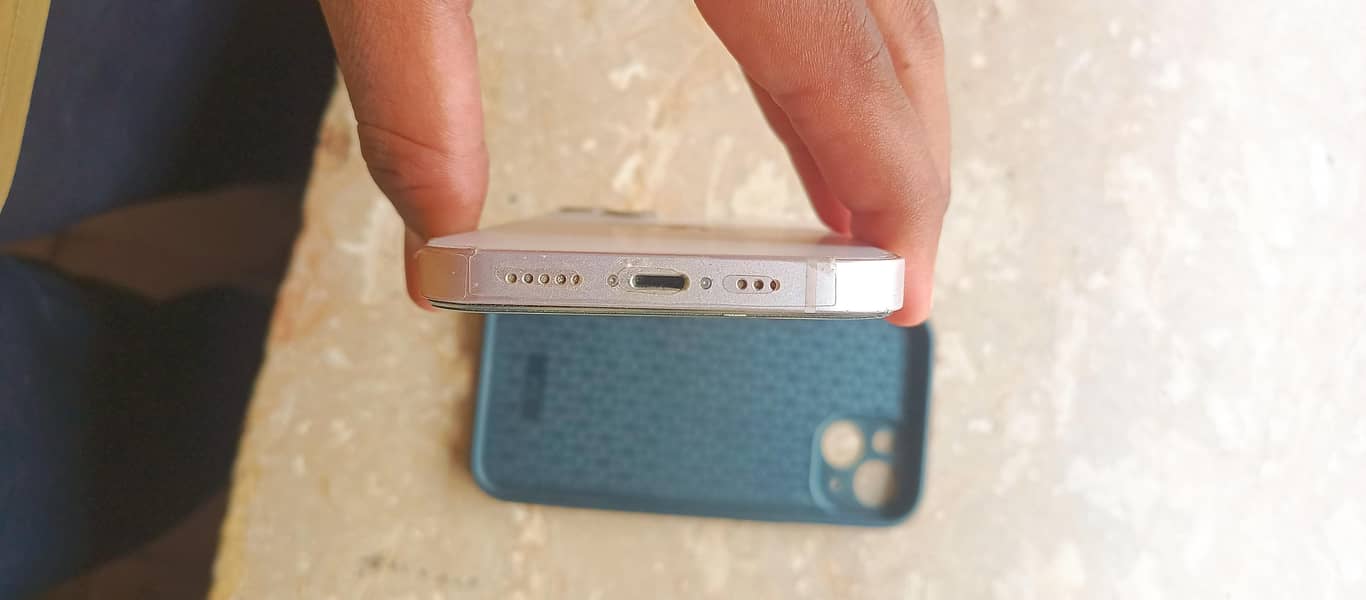 Apple iPhone 13 2