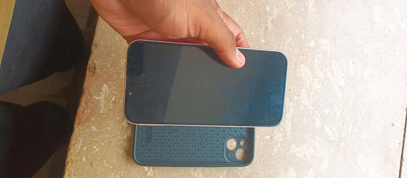 Apple iPhone 13 5