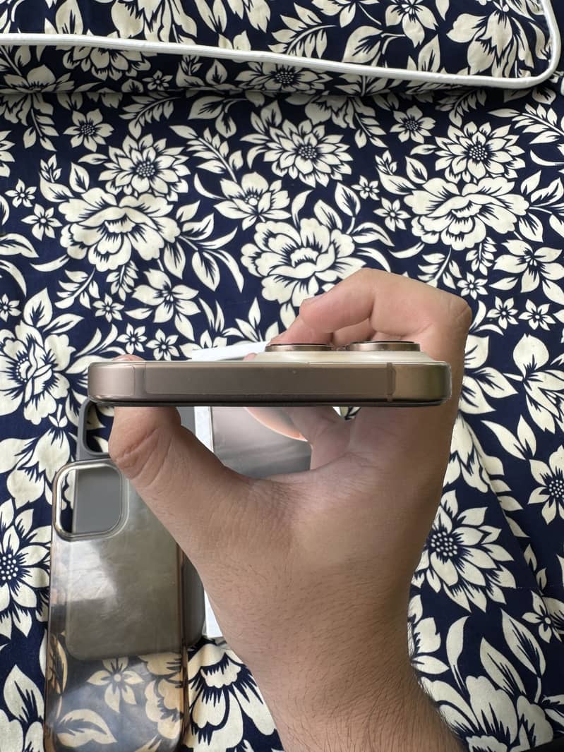 Iphone 16 pro max 4