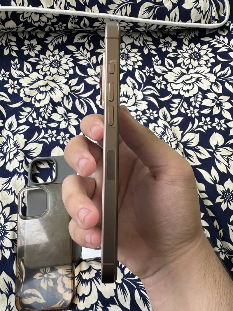 Iphone 16 pro max 6